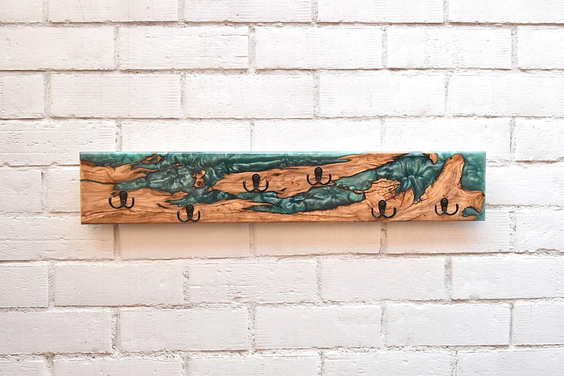 Perchero de madera de olivo con resina epoxy verde, diseño artesanal
