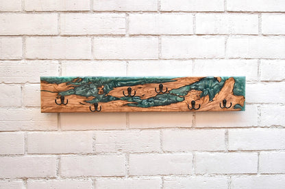 Perchero de madera de olivo con resina epoxy verde, diseño artesanal