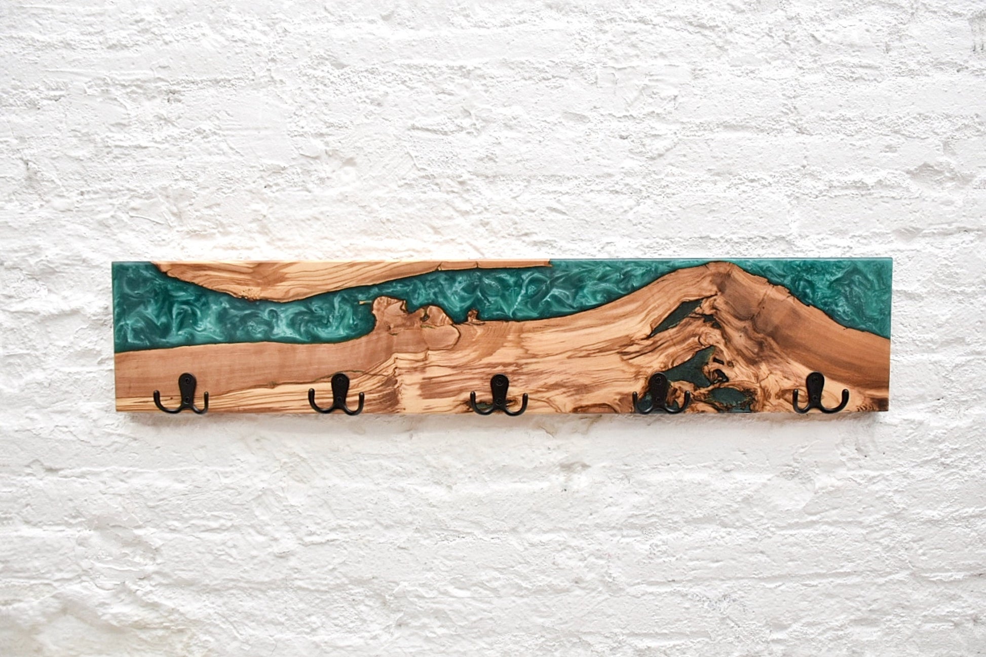 Perchero de pared en madera de olivo con resina epoxy verde, diseño artesanal