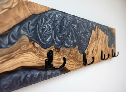 Perchero de madera de olivo con resina epoxy violeta y blanca, vista lateral