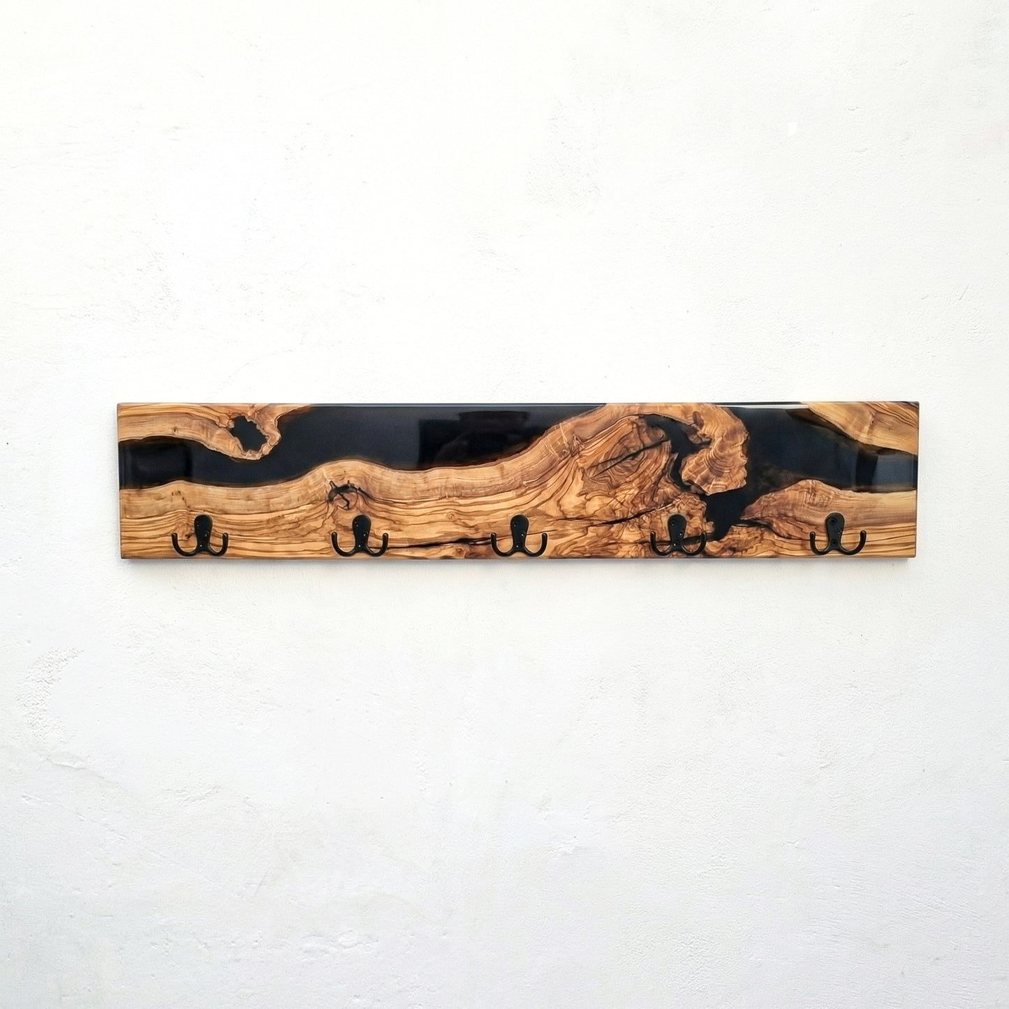 Perchero de madera de olivo con acabado oscuro