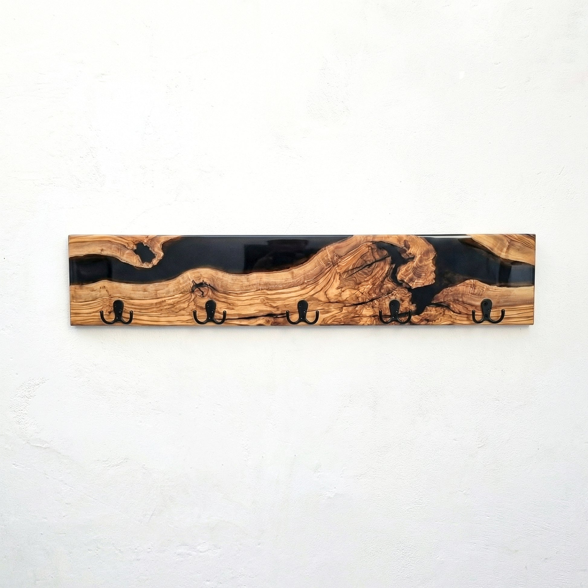 Perchero de madera de olivo con acabado oscuro