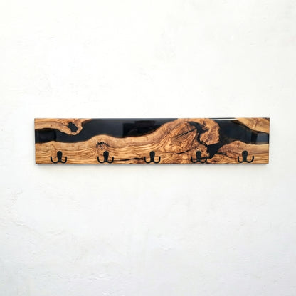 Perchero de madera de olivo con acabado oscuro