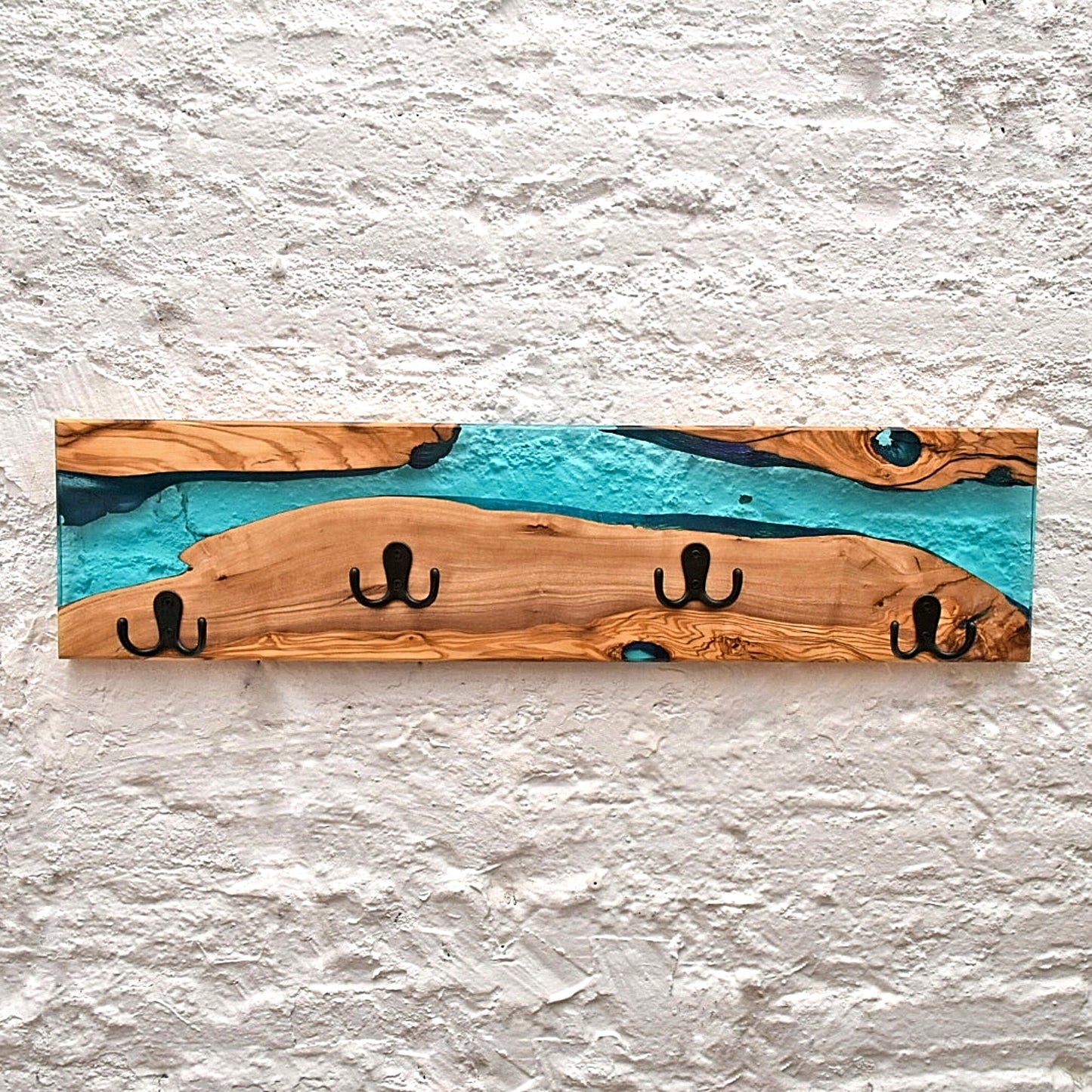 Perchero de madera de olivo en decoración interior