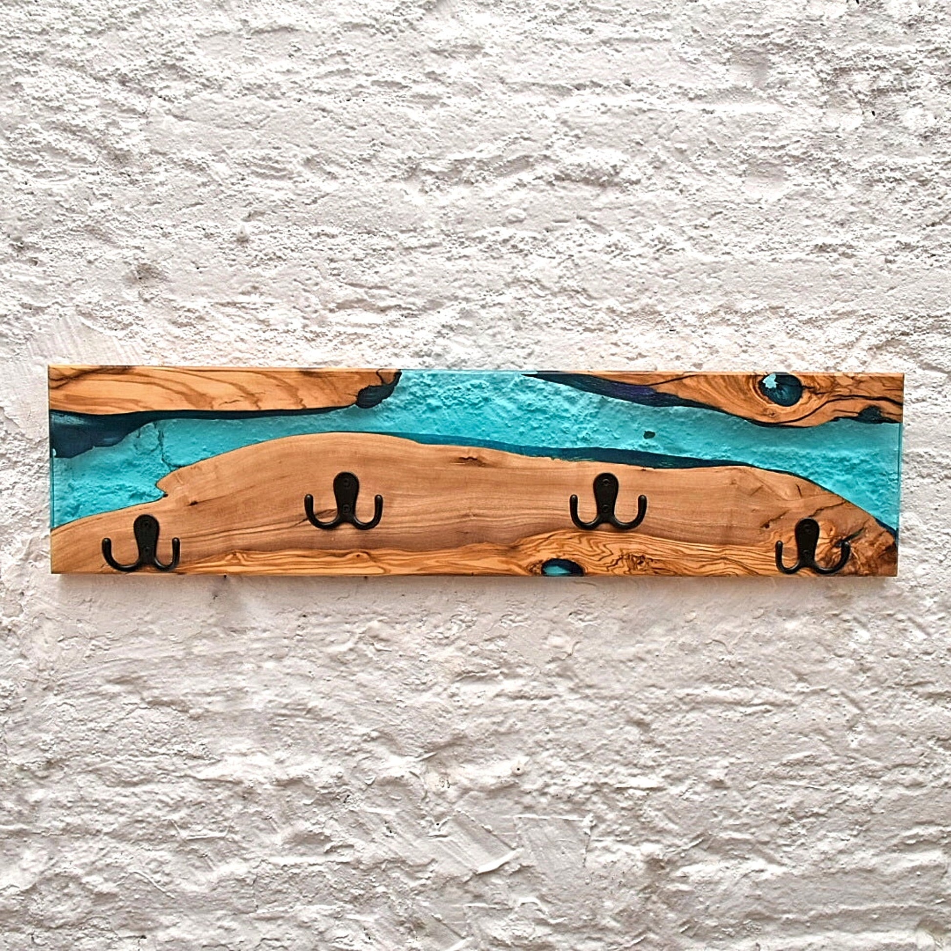 Perchero de madera de olivo en decoración interior