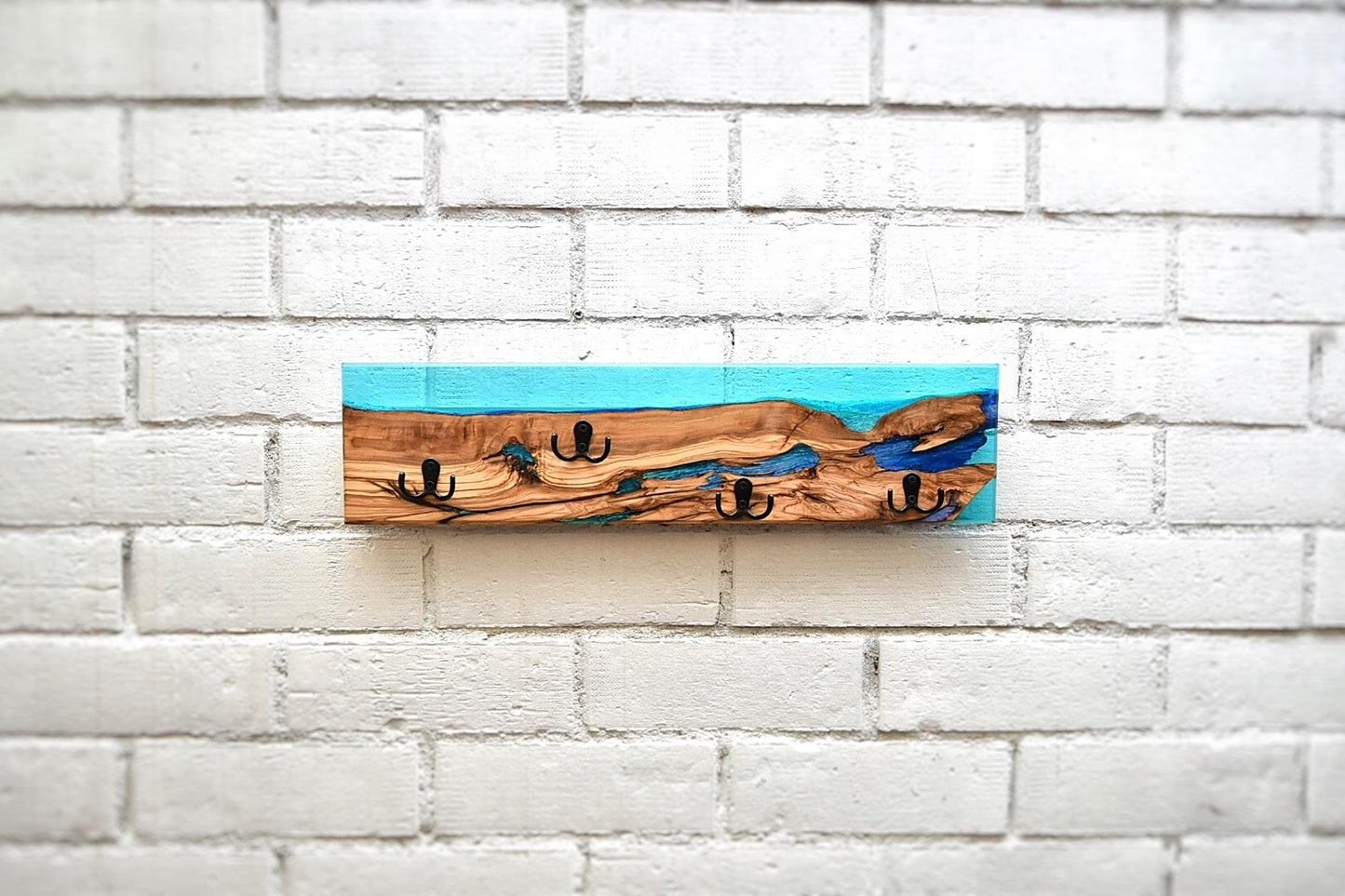 Perchero de madera de olivo en pared de ladrillo