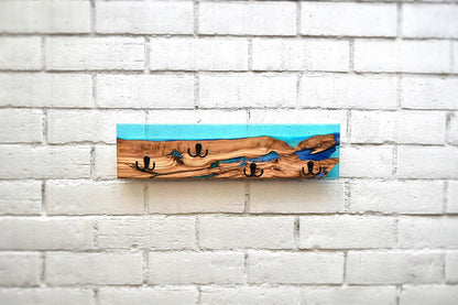 Perchero de madera de olivo en pared de ladrillo