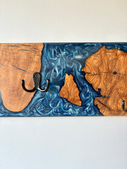 Detalle de resina epoxy azul en madera de olivo