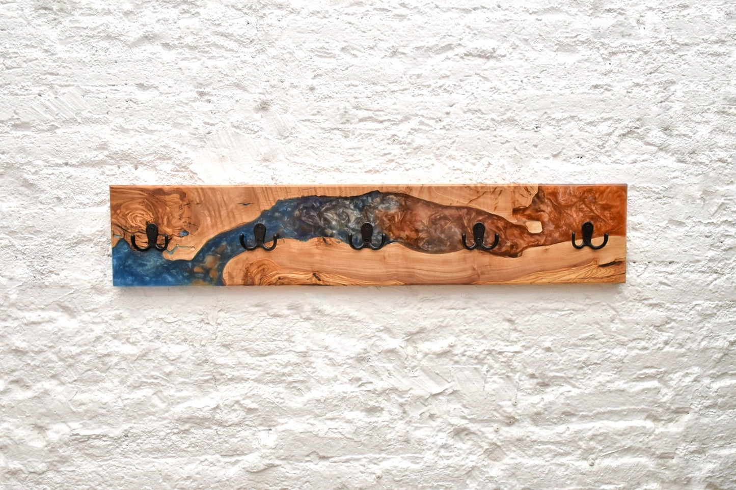 Perchero de madera maciza de olivo con combinación de colores de resina azul y naranja, vista frontal