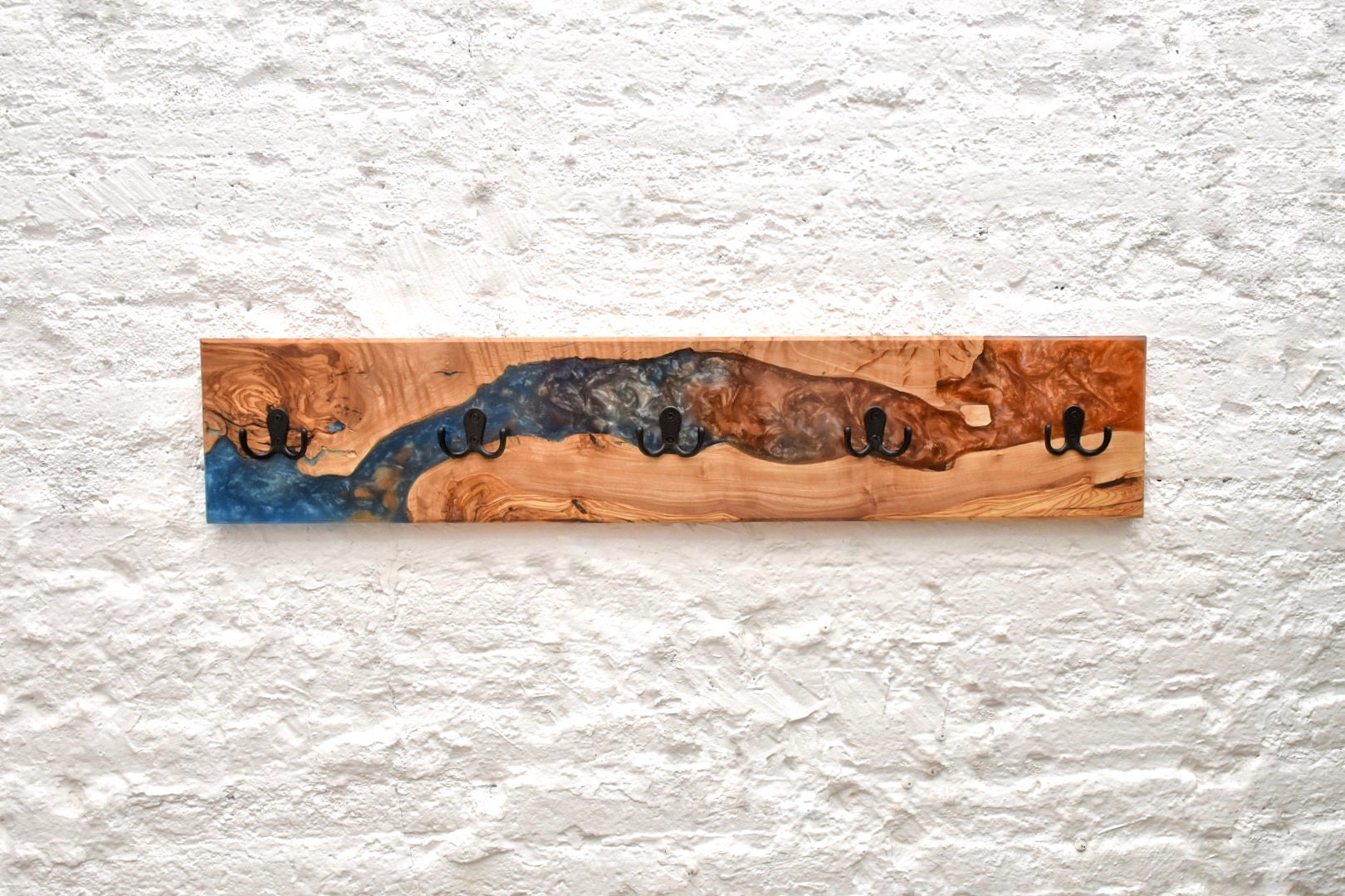 Perchero de madera maciza de olivo con combinación de colores de resina azul y naranja, vista frontal