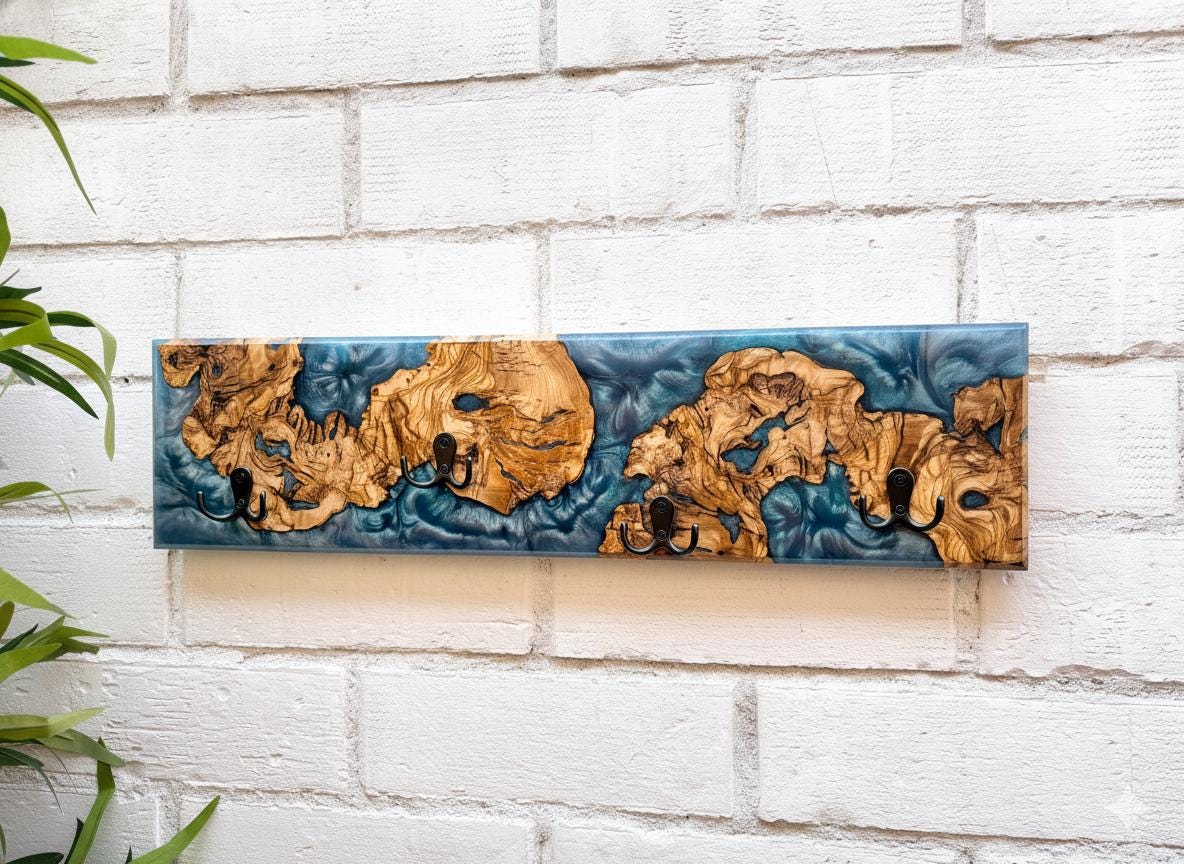 Colgador de pared en madera de olivo y resina epoxy azul, pieza unica