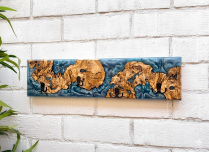 Colgador de pared en madera de olivo y resina epoxy azul, pieza unica
