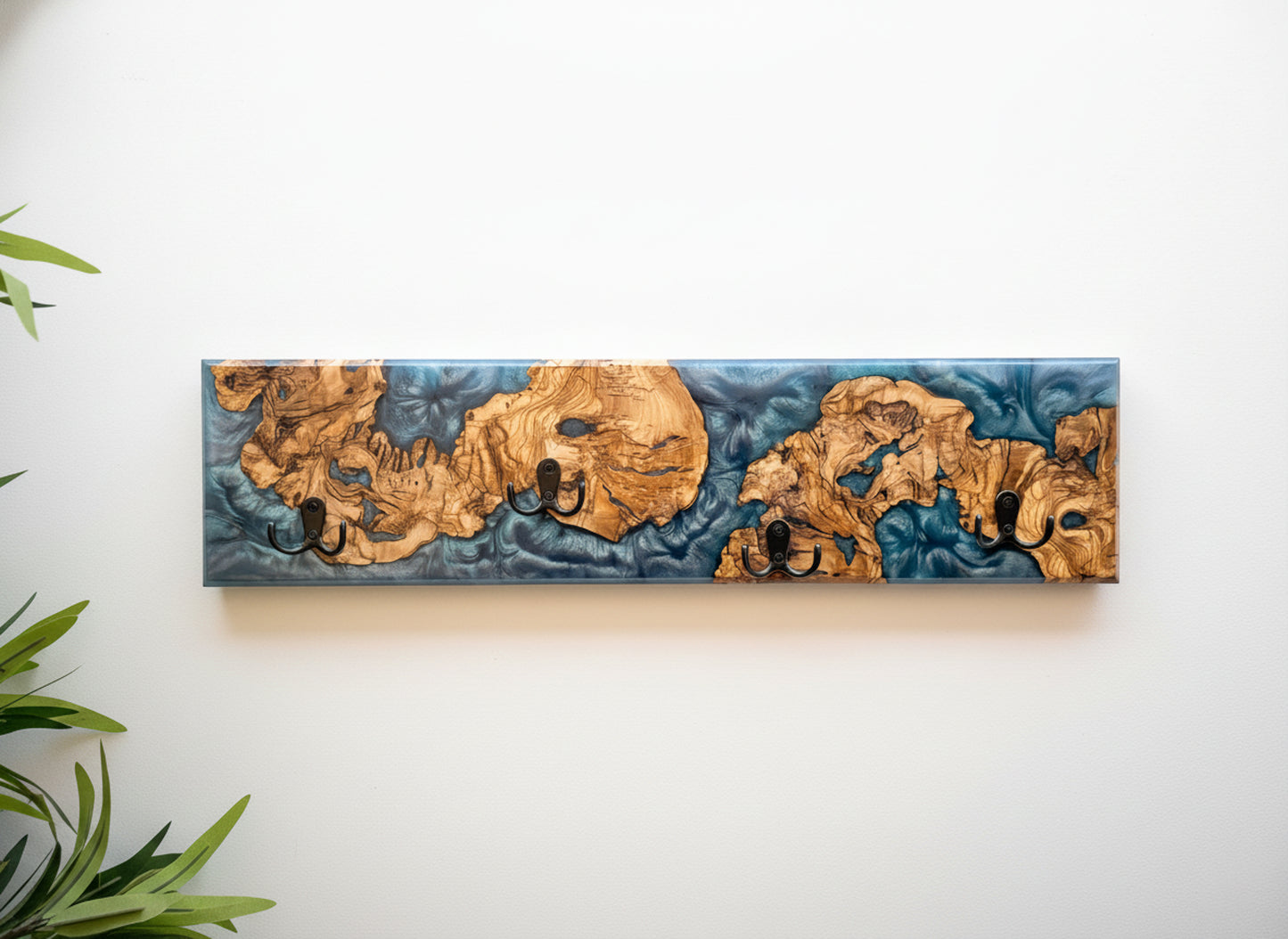 Perchero de pared en madera de olivo con resina epoxy azul, diseño artesanal moderno