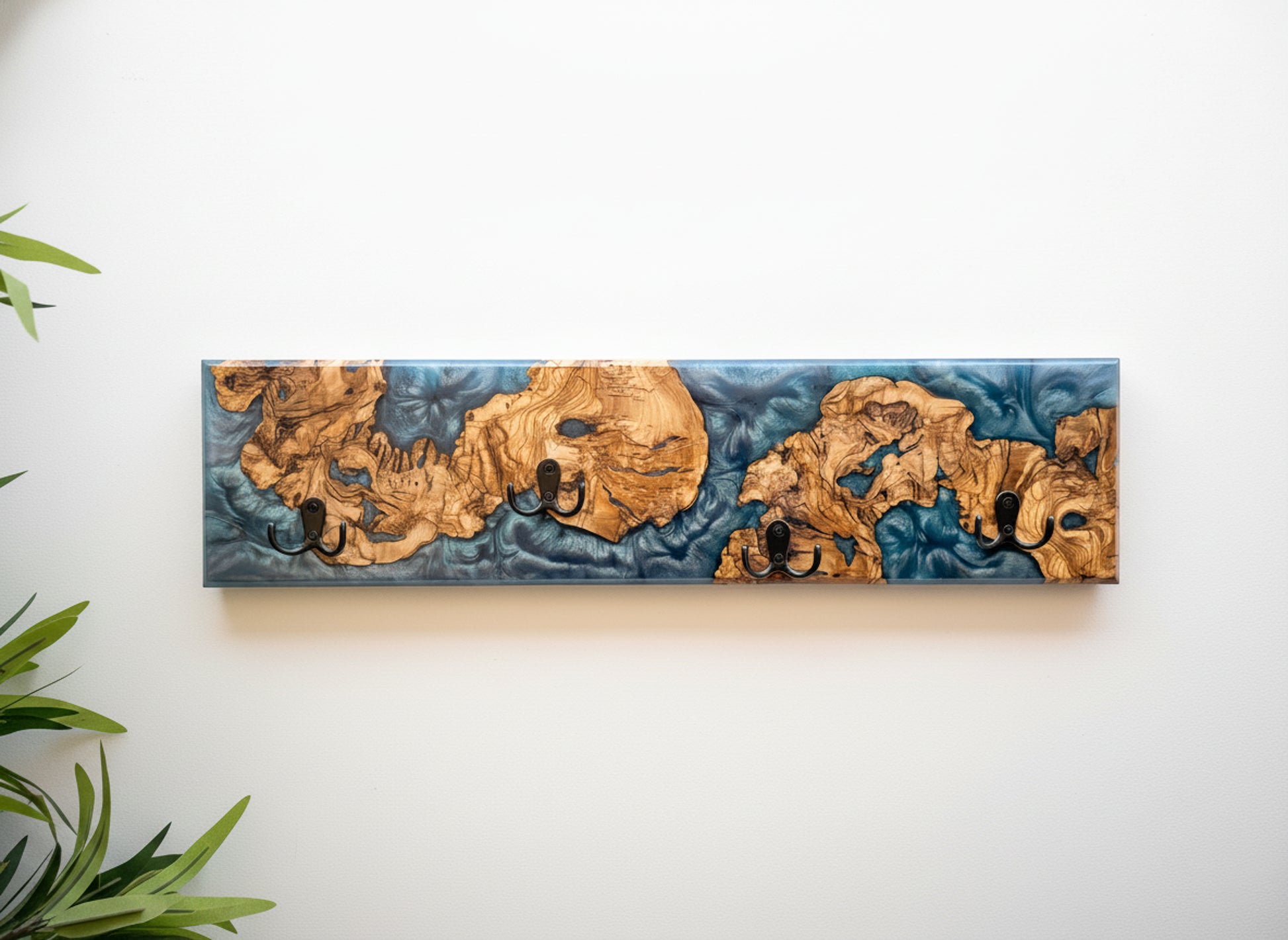 Perchero de pared en madera de olivo con resina epoxy azul, diseño artesanal moderno