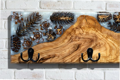 Perchero de madera maciza de olivo con resina epoxy, vista frontal detallada