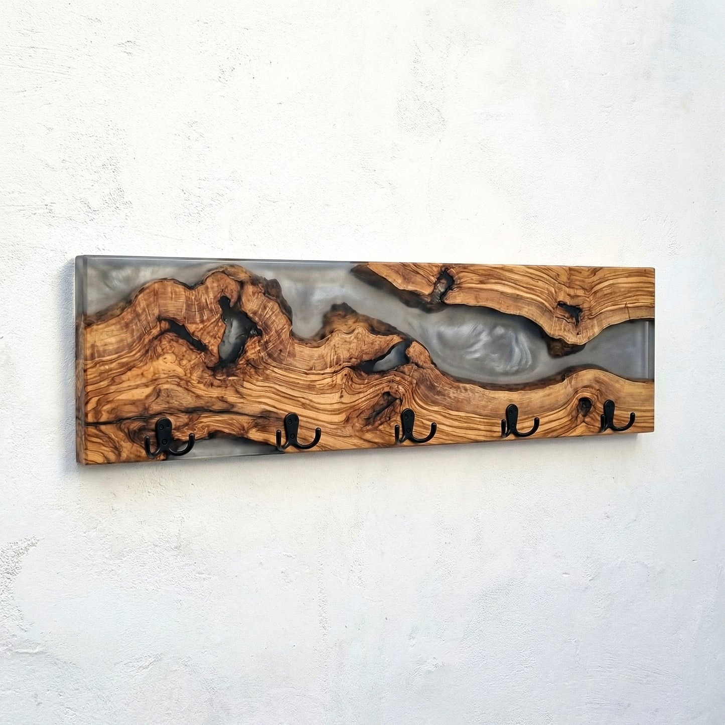 Perchero de madera de olivo con resina epoxy gris