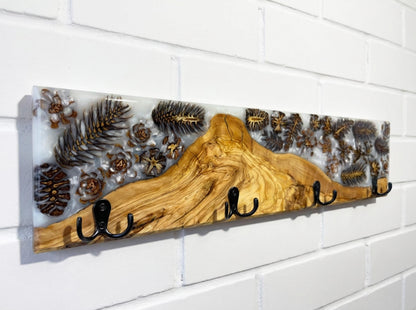 Perchero artesanal de madera de olivo con resina epoxy y elementos naturales, vista lateral 