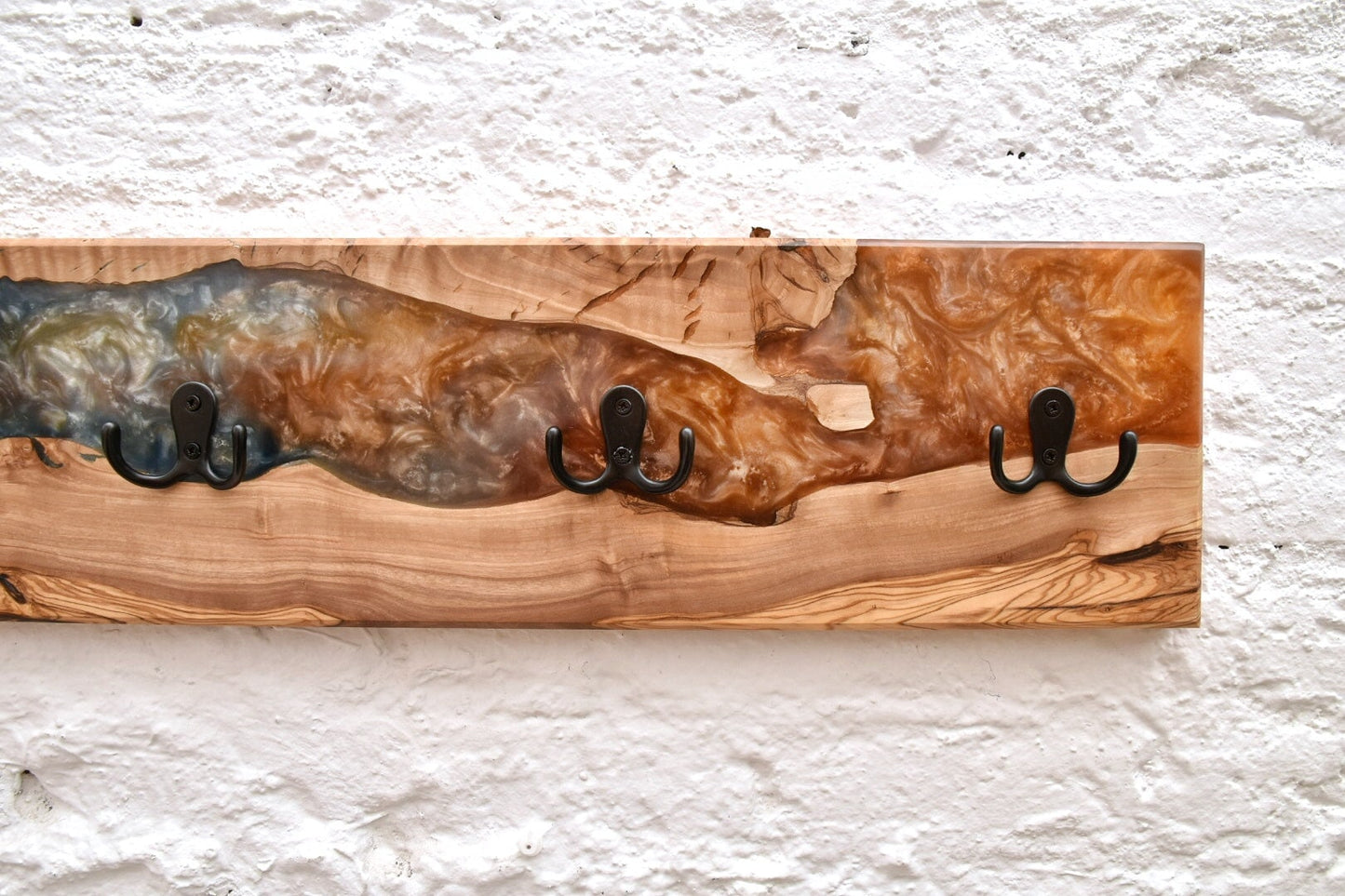 Perchero de madera de olivo con resina epoxy marrón, acabado natural