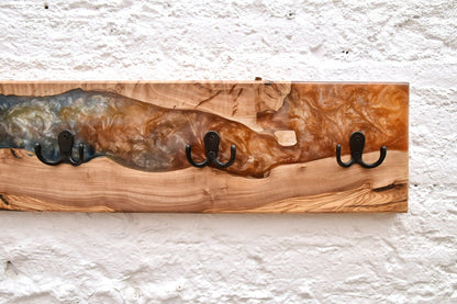 Perchero de madera de olivo con resina epoxy marrón, acabado natural