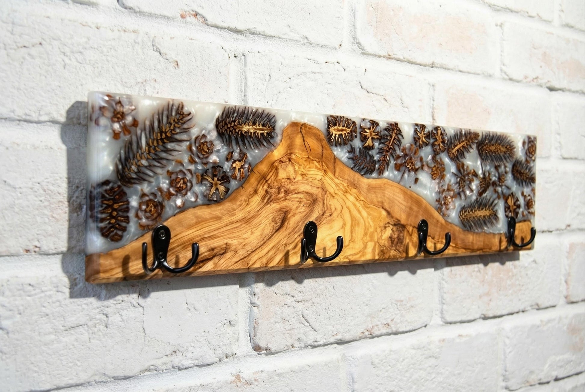 Colgador de pared en madera de olivo y resina epoxy con decoración natural