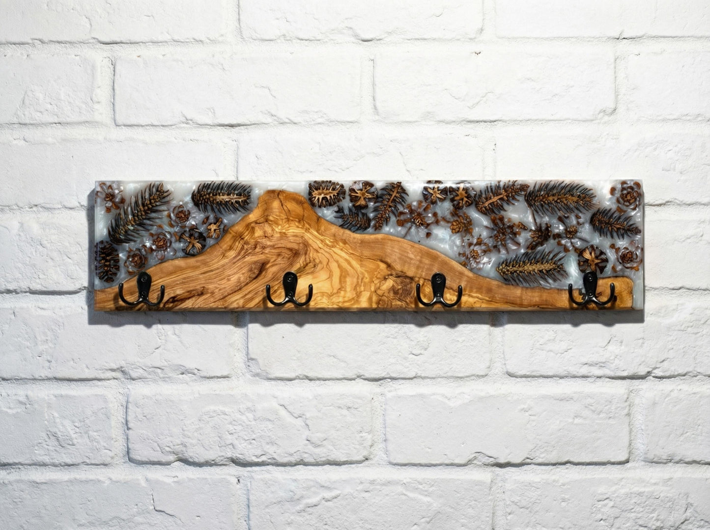 Perchero de madera de olivo con resina epoxy decorado con piñas, instalación en pared