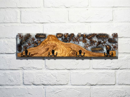 Perchero de madera de olivo con resina epoxy decorado con piñas, instalación en pared