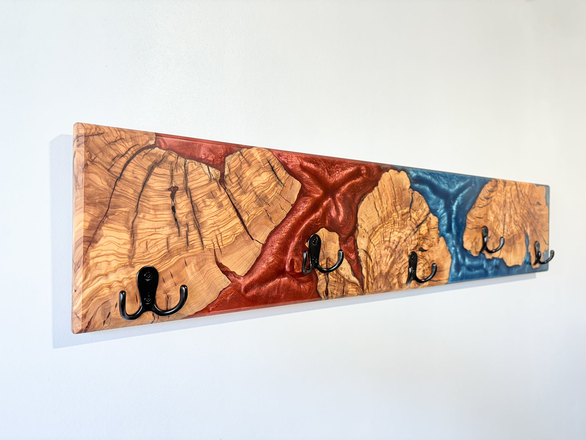 Perchero artesanal de madera de olivo con resina epoxy azul y roja, colgador de pared decorativo