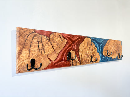 Perchero artesanal de madera de olivo con resina epoxy azul y roja, colgador de pared decorativo