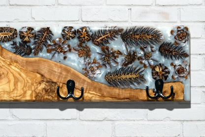Perchero de diseño en madera de olivo con resina epoxy y piñas, estilo rústico moderno