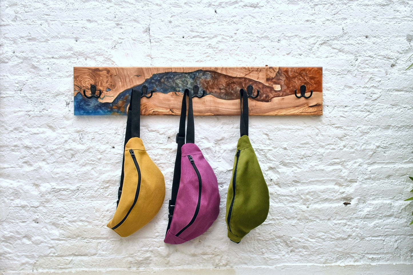 Perchero artesanal de olivo con resina epoxy y uso con bolsos colgados