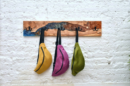 Perchero artesanal de olivo con resina epoxy y uso con bolsos colgados
