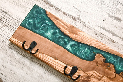 Perchero de madera de olivo con resina epoxy verde, vista en ángulo