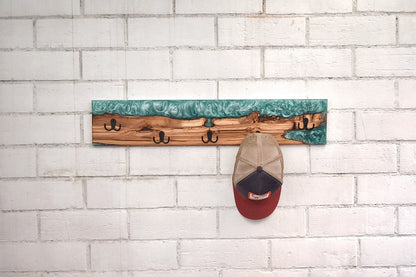 Perchero de madera de olivo con resina epoxy verde y uso con gorra