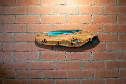 Perchero skate de madera de olivo con resina epoxy azul en decoración interior