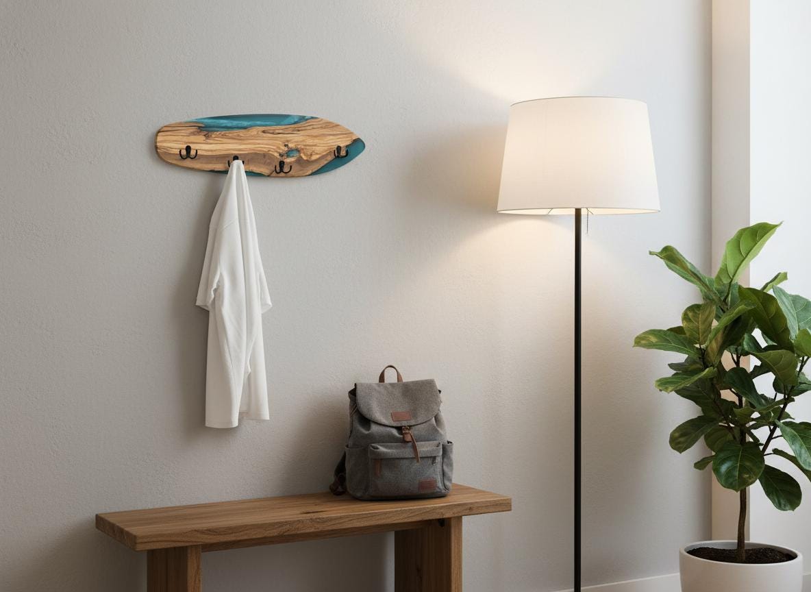 Perchero de madera de olivo con diseño skate y resina epoxy azul en pared