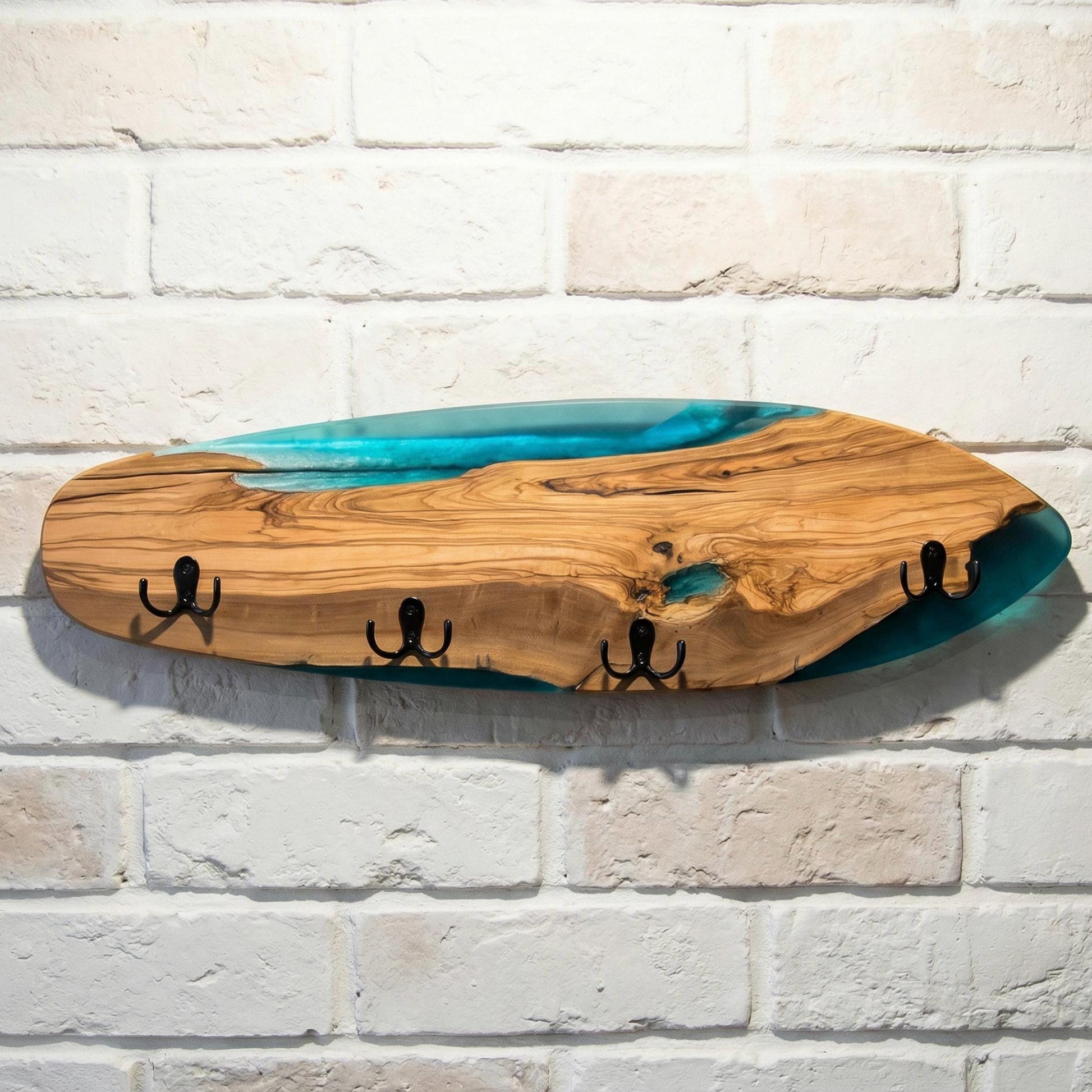 Colgador de pared en forma de tabla de skate en madera de olivo con resina azul