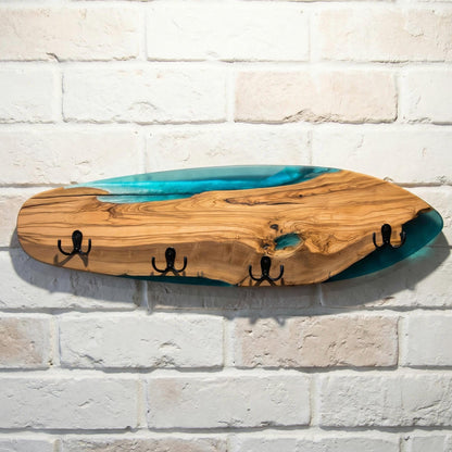 Colgador de pared en forma de tabla de skate en madera de olivo con resina azul
