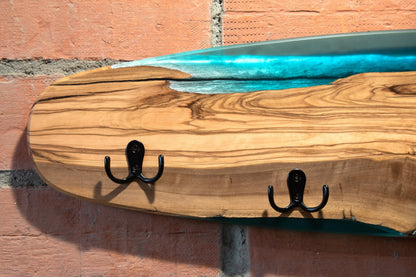 Perchero de diseño skate en madera de olivo con resina epoxy azul turquesa