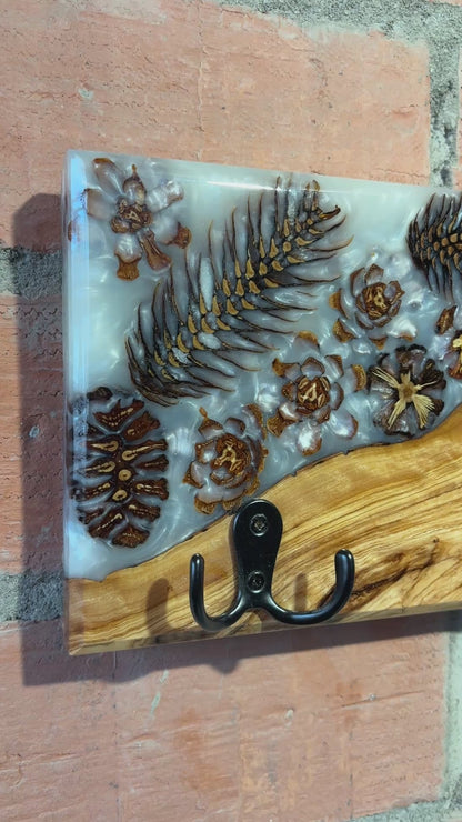 Perchero Original en Madera de Olivo y Resina Epoxi Blanca con Piñas Naturales