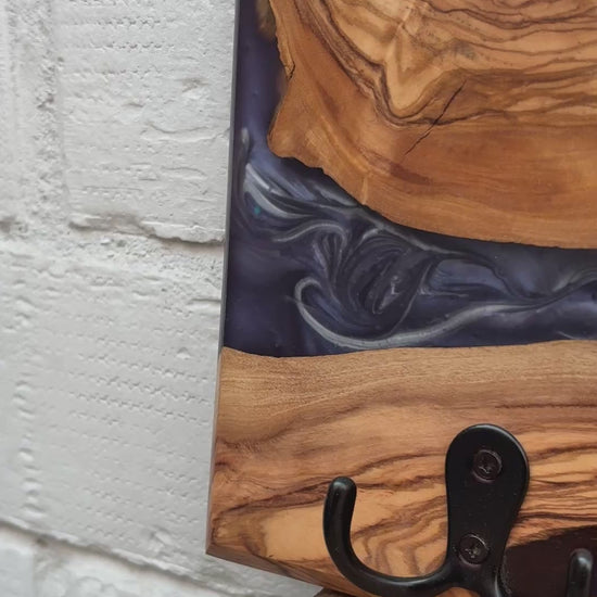 Vídeo del perchero de pared en madera de olivo con resina epoxi violeta