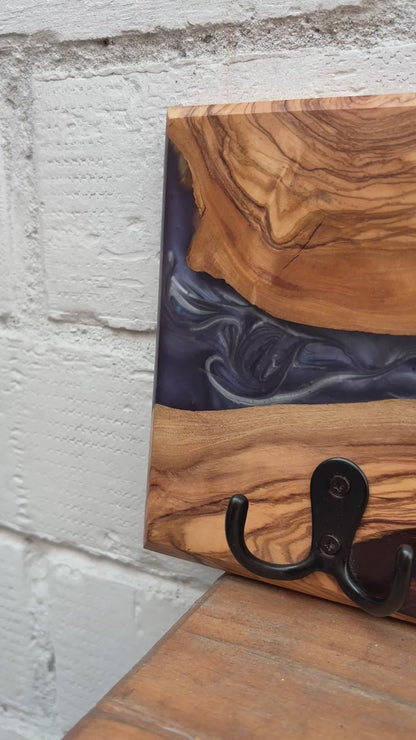 Vídeo del perchero de pared en madera de olivo con resina epoxi violeta