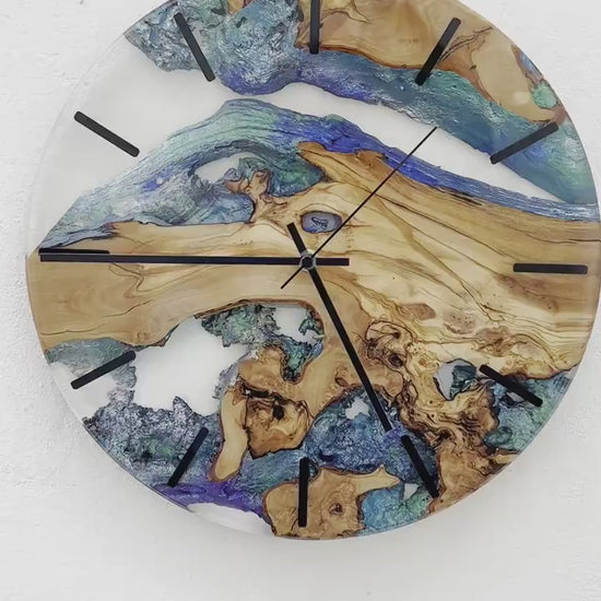 Video de Reloj artesanal de madera de olivo con resina epoxi transparente en interior moderno