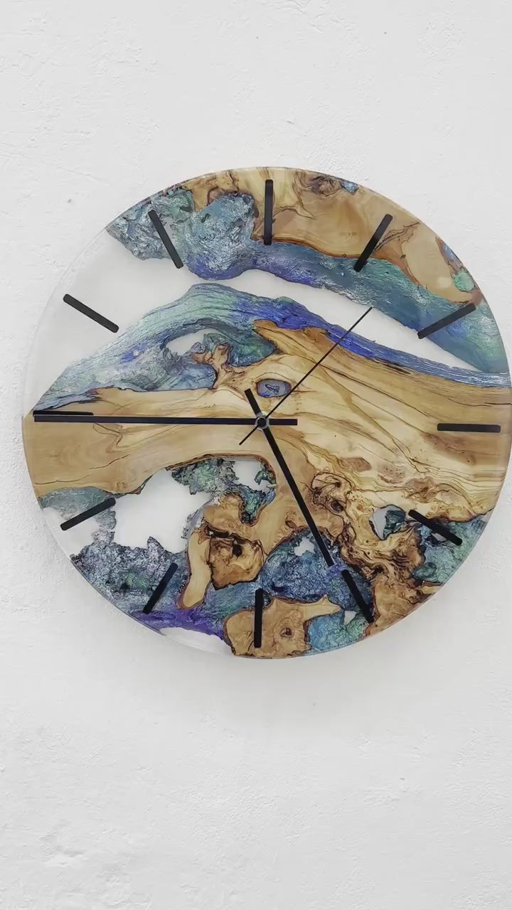 Video de Reloj artesanal de madera de olivo con resina epoxi transparente en interior moderno