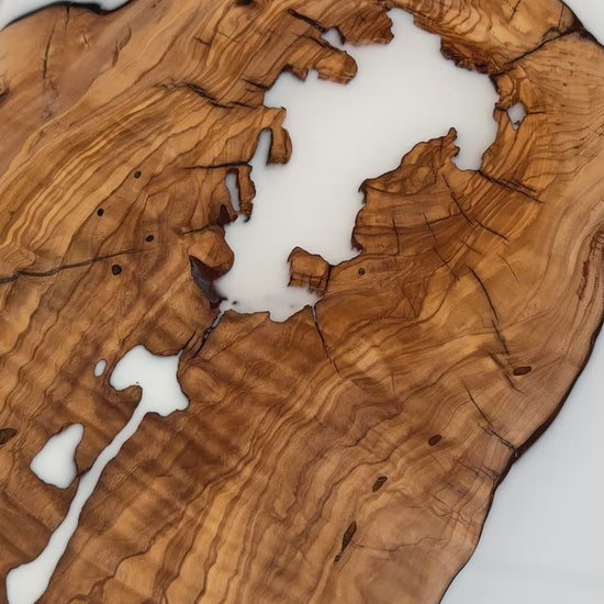 Vídeo de mesa de centro artesanal en madera de olivo y resina epoxi blanca