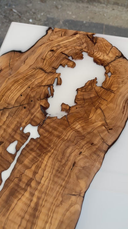 Vídeo de mesa de centro artesanal en madera de olivo y resina epoxi blanca