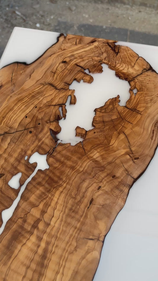 Vídeo de mesa de centro artesanal en madera de olivo y resina epoxi blanca