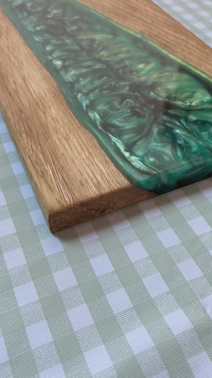 Tabla de Charcutería de Roble y Resina Epoxi Verde – Tabla Artesanal para Quesos y Pan