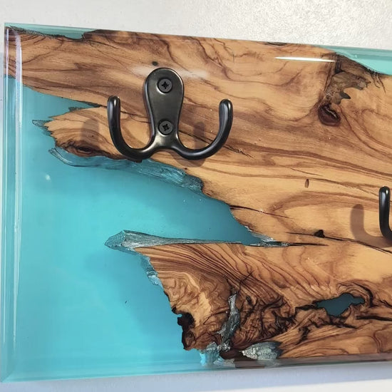 Perchero de olivo con resina epoxy azul en video demostrativo