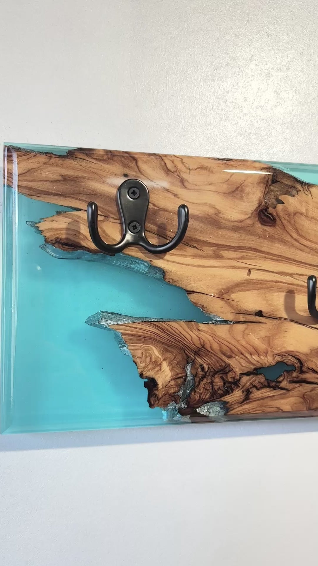 Perchero de olivo con resina epoxy azul en video demostrativo