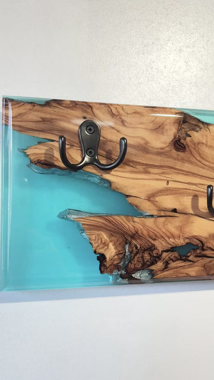 Perchero de olivo con resina epoxy azul en video demostrativo